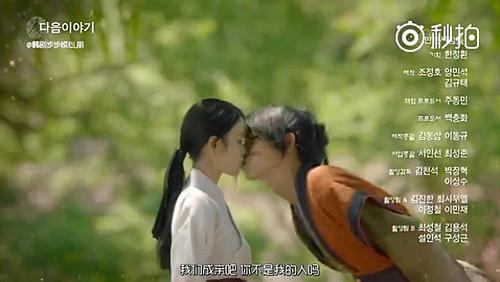 逃离残破的机舱
