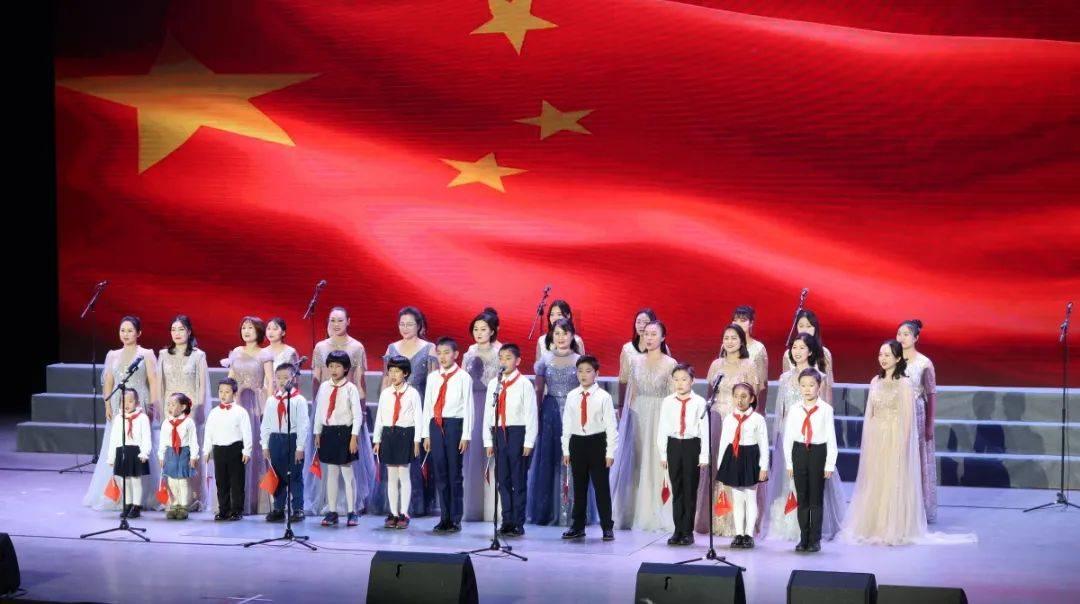 山西方山:儿童燃放烟花引燃车辆,消防员及时扑救